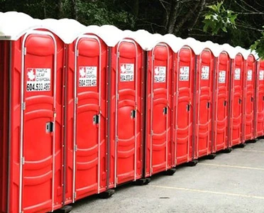 red porta potties lined up - portable restroom software pros and cons - ServiceCore software for portable restroom & dumpster companies
