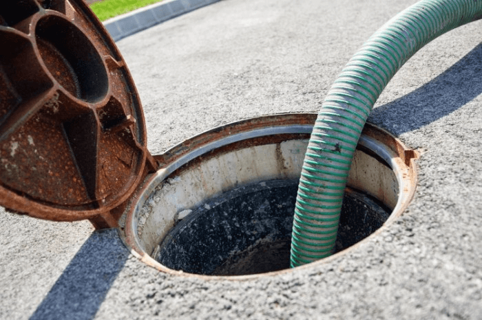 septic tube extracting waste / 3 reasons to start a septic services business | ServiceCore software for portable restroom & dumpster companies